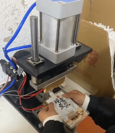 Manual Plastic Spout Pouch Insert Sealing Machine