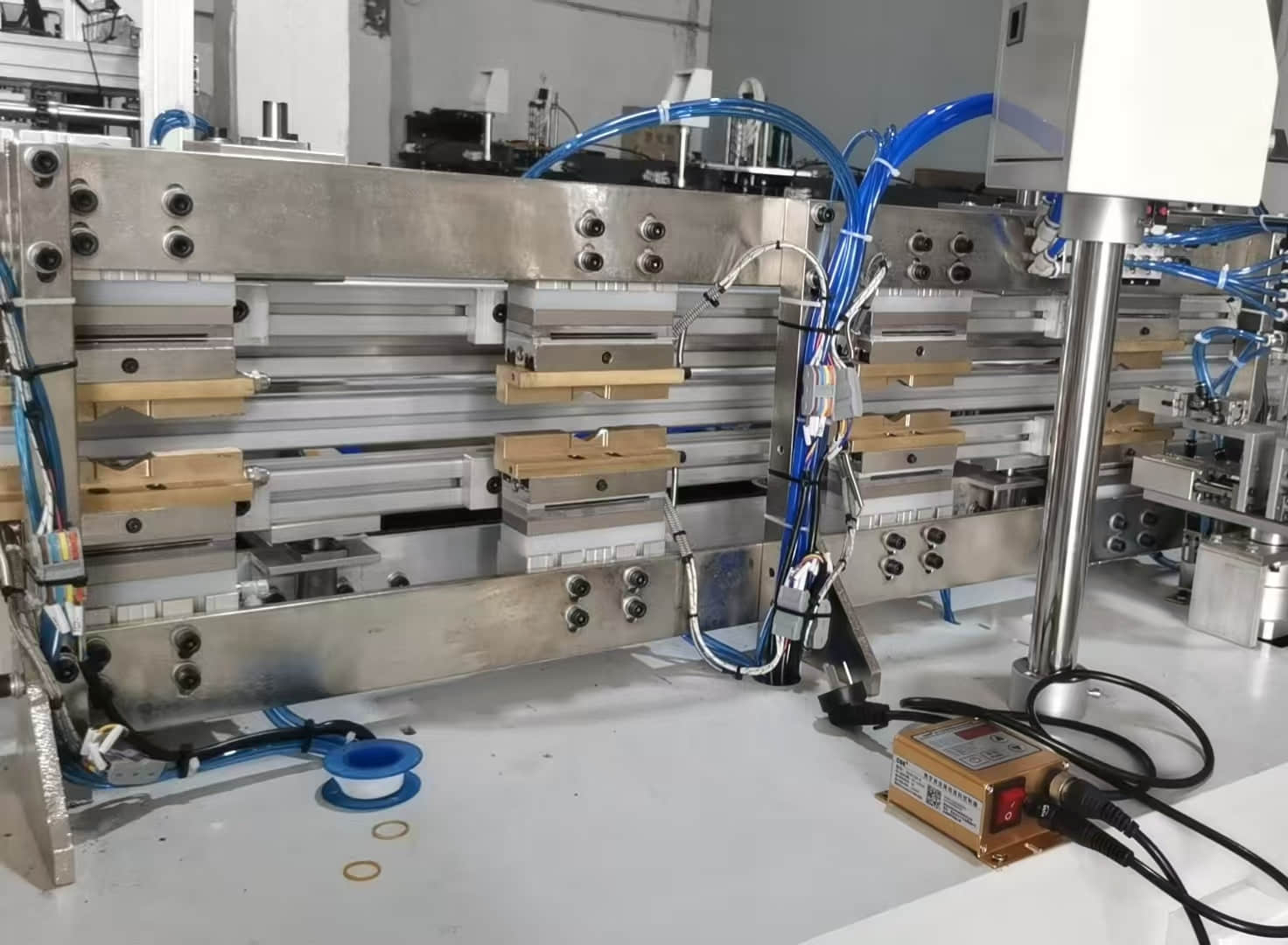 Automatic Spout Cap Inserter Sealing Machine for Plastics Stand up Packages Cap Sealing
