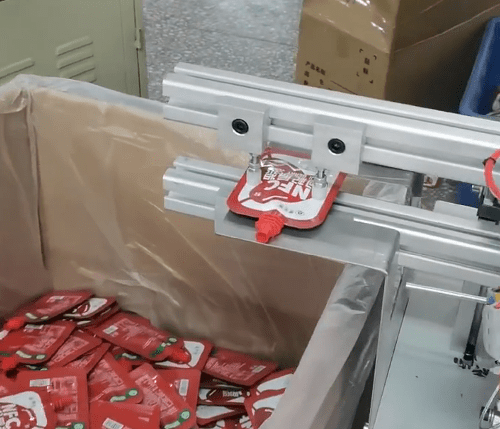 Automatic Spout Cap Inserter Sealing Machine for Plastics Stand up Packages Cap Sealing